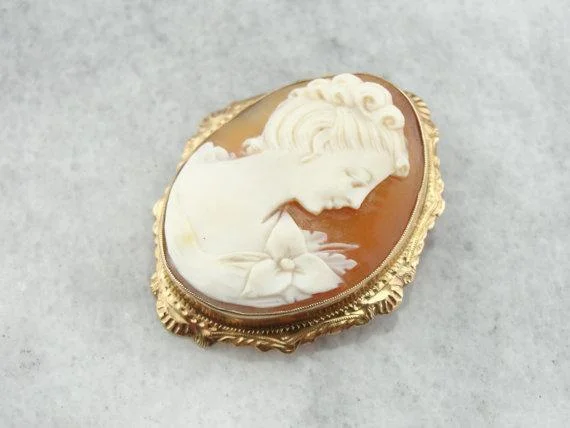 Exquisite Cameo with Flower Shoulder Brooch or Pendant